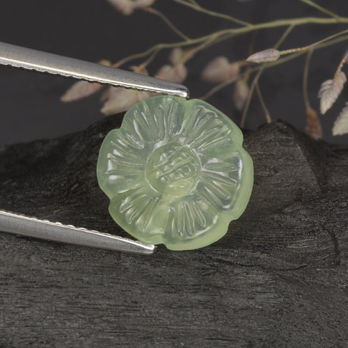 Pale Pear Green Prehnit Edelstein - 3.9ct Geschnitzte Blume (ID: 274806)