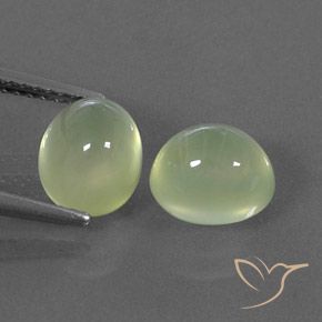 Coppia Prehnite taglio ovale da 8,1 x 6,9mm abbinati - Peso 4,71 ct totali / media. 2,36 ct ciascuno, colore Verde medio in purezza Transparent/Translucent, pietra preziosa naturale non trattati, durezza Mohs 6 - 6,5, Photo A