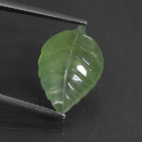薄いペアーグリーン プレナイト 宝石 - 6.2ct リーフの彫刻 (ID: 418636)