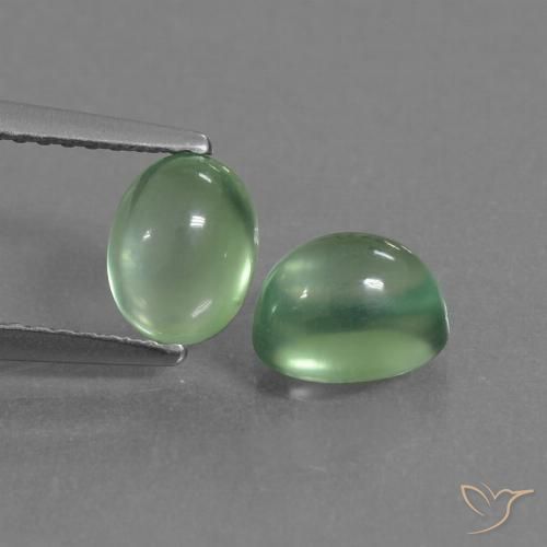 Coppia abbinata di 6,9 x 5,3mm taglio ovale Verde Prehnite , peso di 2,46 ct totali / media. 1,23 ct ciascuno, coppia Prehnite abbinata in purezza Transparent in colore Verde medio, pietra preziosa naturale non trattati, durezza Mohs 6 - 6,5, Photo A