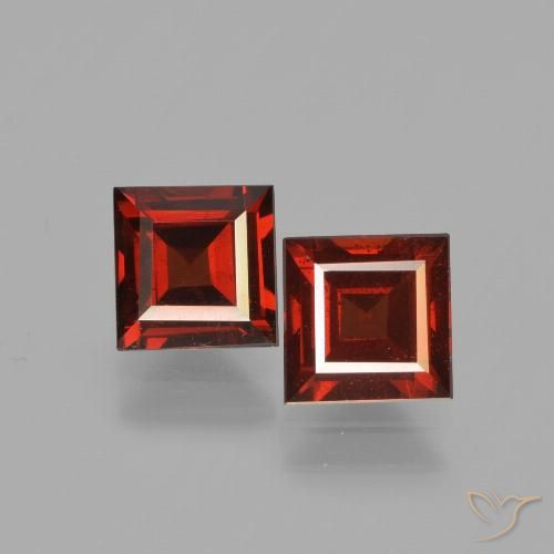2 Stück quadratischer roter Pyrop-Granat in der Größe 5 x 4,9mm, Gewicht 1,61 ct gesamt / durchschn. Je 0,81 ct, Mittelrot in VS Reinheit, Natürlicher Edelstein, Mohs-Härte 6,5 - 7,5 Geeignet für den täglichen Gebrauch im Schmuck , Photo A