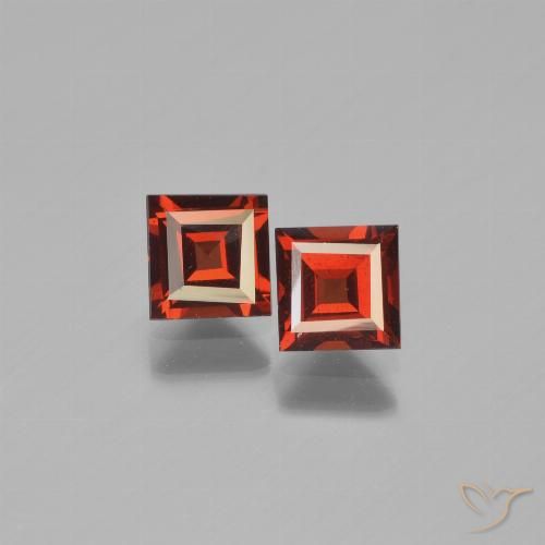 Coppia Granato piropo taglio quadrato da 5 x 4,9mm abbinati - Peso 1,51 ct totali / media. 0,76 ct ciascuno, colore Rosso brillante in purezza VS, pietra preziosa naturale non trattati, durezza Mohs 6,5 - 7,5 adatto per gioielli da indossare ogni giorno, Photo A