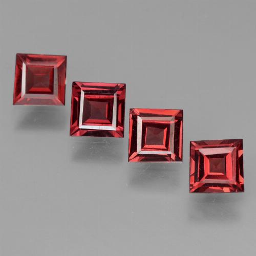 Lote de 4 piezas de Granate Piropo Roja Forma cuadrada de Mozambique - Peso 2,35 ct en total / promedio. 0,59 ct cada uno, Tamaño 4,8 x 4,8mm, Color: Rojo oscuro, Dureza Mohs 6.5 - 7.5 Adecuado para joyas de uso diario, Photo A