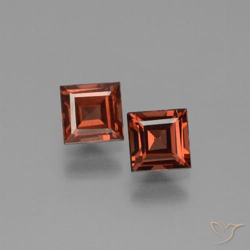 Coppia Granato piropo Quadrato abbinata 5 x 5mm - Peso 1,54 ct totali / media. 0,77 ct ciascuno, pietra preziosa naturale non trattati, colore Rosso medio in purezza VS, durezza Mohs 6,5 - 7,5 adatto per gioielli da indossare ogni giorno, Photo A
