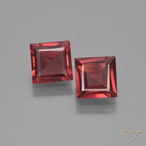 Coppia Granato piropo taglio quadrato da 5,1 x 5,1mm abbinati - Peso 1,49 ct totali / media. 0,75 ct ciascuno, colore Vino Rosso Profondo in purezza VVS-VS, pietra preziosa naturale non trattati, durezza Mohs 6,5 - 7,5 adatto per gioielli da indossare ogni giorno, Photo A