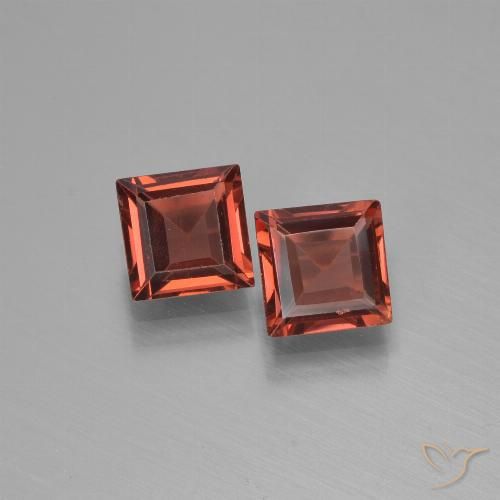 Coppia Granato piropo Quadrato abbinata 5 x 5mm - Peso 1,43 ct totali / media. 0,72 ct ciascuno, pietra preziosa naturale non trattati, colore Rosso medio-scuro in purezza VVS, durezza Mohs 6,5 - 7,5 adatto per gioielli da indossare ogni giorno, Photo A