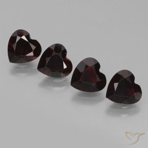 Lotto Granato piropo taglio cuore da 4 pezzi 6 x 6,1mm - Peso totale di 3,23 ct / avg. 0,81 ct ciascuno, colore: Rosso nerastro, durezza Mohs 6,5 - 7,5 adatto per gioielli da indossare ogni giorno, Photo A