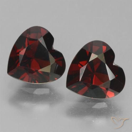 2 Stück/Paar Herz Pyrop-Granat in Größe 6 x 6,1mm, Gewicht 1,75 ct gesamt / durchschnittl. 0,88 ct, Dunkelrot in VVS-VS Reinheit, Garantiert natürliche Edelsteine, Mohs-Härte 6,5 - 7,5 Geeignet für den täglichen Gebrauch im Schmuck, Photo A