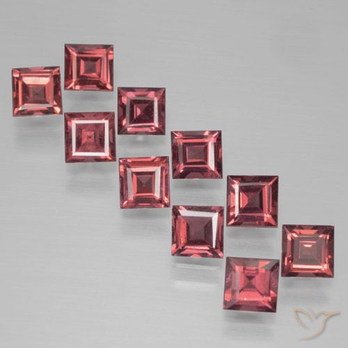Set aus 10 Stück quadratischer Pyrop-Granat in roter Farbe aus Mosambik - Größe 4,1 x 4,1mm, Gewicht 4,62 ct gesamt / Durchschn. je 0,46 ct, Farbe: Tiefrot, Mohs-Härte 6,5 - 7,5 Geeignet für den täglichen Gebrauch im Schmuck, Photo A