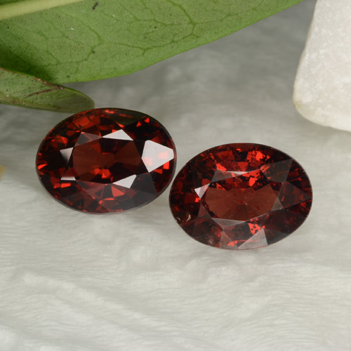 Par de Granate Piropo Ovalada a juego de 8,2 x 6,2mm - Peso 3,77 ct en total / promedio. 1,89 ct cada uno, color Rojo oscuro en claridad VS, piedra preciosa natural No tratado, dureza de Mohs 6.5 - 7.5 Adecuado para joyas de uso diario, Photo A