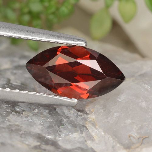 Granato piropo 9,8 x 5,1mm rosso Marquise sfaccettato dal Mozambico, peso di 1,3 ct, gemma naturale non trattati in purezza VVS-VS, 1 pezzo Granato piropo - Colore: Rosso scuro, durezza Mohs di 6,5 - 7,5 adatto per gioielli da indossare ogni giorno, Photo A