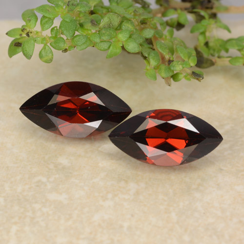 2 Stück/Paar Marquise Pyrop-Granat in Größe 10 x 5,1mm, Gewicht 2,6 ct gesamt / durchschnittl. 1,3 ct, Tiefrot in VS Reinheit, Garantiert natürliche Edelsteine, Mohs-Härte 6,5 - 7,5 Geeignet für den täglichen Gebrauch im Schmuck, Photo A