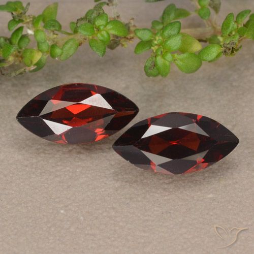 2 pezzi Granato piropo rosso Taglio marquise abbinato di dimensioni 10,1 x 4,9mm, peso 2,12 ct totali / media. 1,06 ct ciascuno, giallo in purezza VVS-VS, gemma naturale non trattati, durezza Mohs 6,5 - 7,5 adatto per gioielli da indossare ogni giorno , Photo A