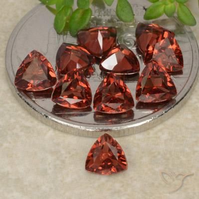 10-teiliges Set trillionenschliff roter Pyrop-Granat aus Mosambik - Gewicht 2,95 ct gesamt / Durchschn. je 0,3ct, Größe 4,1 x 4,1mm, Farbe: Tiefrot, Mohs-Härte 6,5 - 7,5 Geeignet für den täglichen Gebrauch im Schmuck, Photo A
