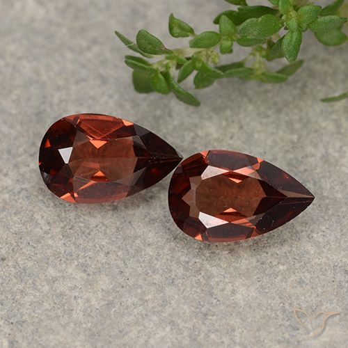 Rouge foncé Grenat Pyrope gemme - 0.9ct Poire facette (ID: 487955)