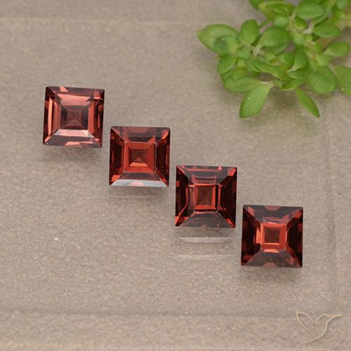Medium Red Granato piropo Gem - 0.5ct Taglio graduale quadrato (ID: 497543)