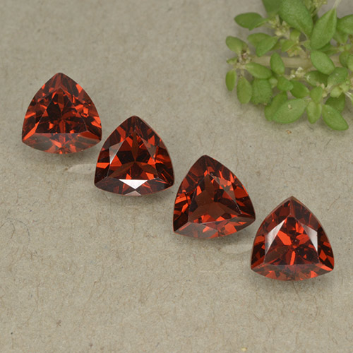 Merlot Red Гранат Пироп Камень - 0.9ct Огранка Триллион Фасетная (ID: 498799)