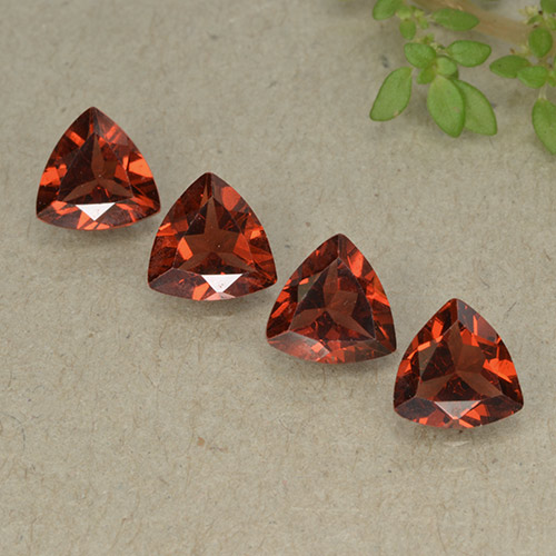 Темно-красный Гранат Пироп Камень - 0.8ct Огранка Триллион Фасетная (ID: 498807)