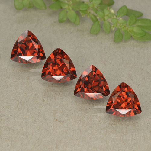 Темно-красный Гранат Пироп Камень - 0.9ct Огранка Триллион Фасетная (ID: 498811)