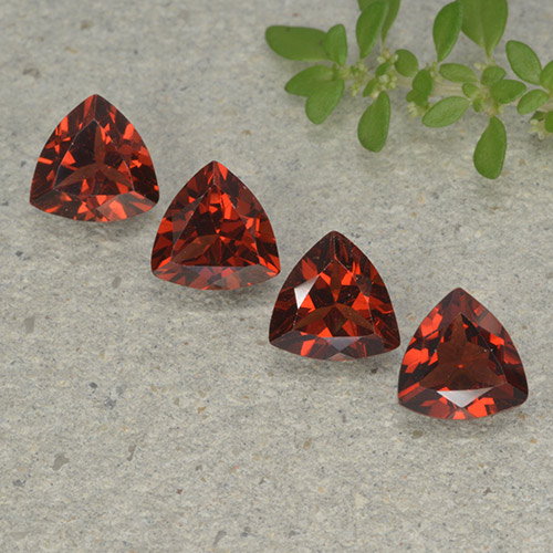 Темно-красный Гранат Пироп Камень - 0.9ct Огранка Триллион Фасетная (ID: 498921)
