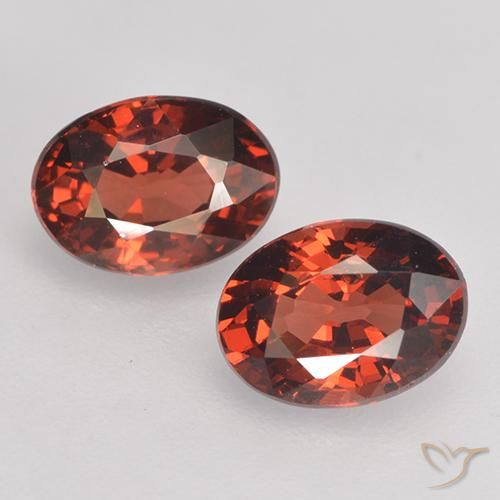 Coppia Granato piropo Ovale abbinata 7,1 x 5,2mm - Peso 2,2 ct totali / media. 1,1 ct ciascuno, pietra preziosa naturale non trattati, colore Rosso scuro in purezza VVS-VS, durezza Mohs 6,5 - 7,5 adatto per gioielli da indossare ogni giorno, Photo A