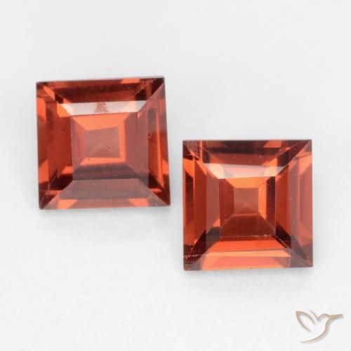 2 Stück quadratischer roter Pyrop-Granat in der Größe 4,2 x 4,1mm, Gewicht 0,88 ct gesamt / durchschn. Je 0,44 ct, Mittelrot in VVS-VS Reinheit, Natürlicher Edelstein, Mohs-Härte 6,5 - 7,5 Geeignet für den täglichen Gebrauch im Schmuck , Photo A