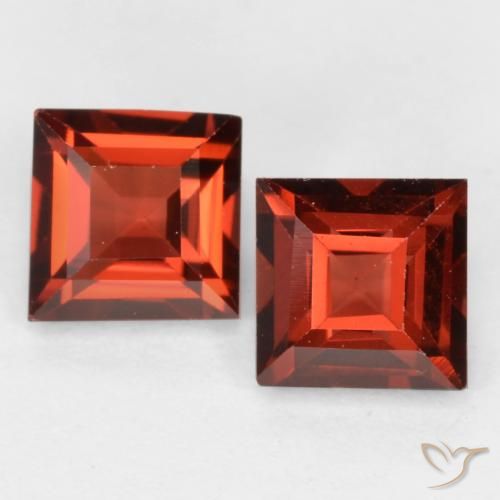 4,1 x 4,1mm Quadrat Pyrop-Granat-Paar - Gewicht 0,95 ct gesamt / durchschnittl. 0,48 ct, Garantiert natürliche Edelsteine, Scharlachrot Farbe in VS Reinheit, Mohs-Härte 6,5 - 7,5 Geeignet für den täglichen Gebrauch im Schmuck, Photo A