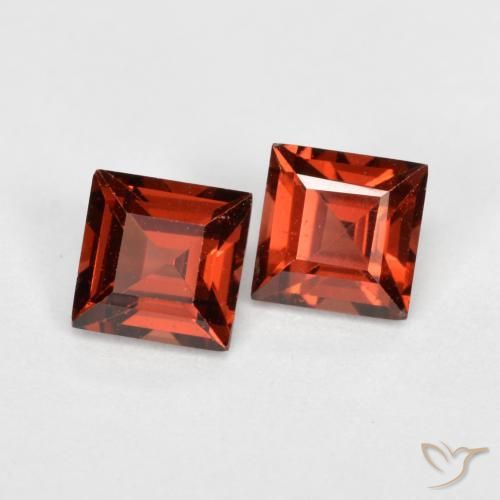 Par de Granate Piropo Cuadrada a juego de 4,1 x 4,1mm - Peso 0,99 ct en total / promedio. 0,5 ct cada uno, piedra preciosa natural No tratado, color Rojo medio con claridad VS, dureza Mohs 6.5 - 7.5 Adecuado para joyas de uso diario, Photo A