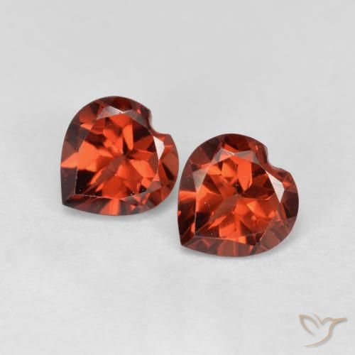 2 Stück herzschliff roter Pyrop-Granat in der Größe 5,2 x 5mm, Gewicht 1,26 ct gesamt / durchschn. Je 0,63 ct, Mittelrot in VS Reinheit, Natürlicher Edelstein, Mohs-Härte 6,5 - 7,5 Geeignet für den täglichen Gebrauch im Schmuck , Photo A