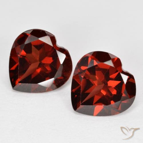 2 Stück/Paar Herz Pyrop-Granat in Größe 8 x 7,9mm, Gewicht 3,94 ct gesamt / durchschnittl. 1,97 ct, Tiefrot in VVS-VS Reinheit, Garantiert natürliche Edelsteine, Mohs-Härte 6,5 - 7,5 Geeignet für den täglichen Gebrauch im Schmuck, Photo A