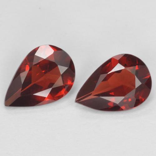2 pezzi Granato piropo taglio pera abbinati di dimensioni 6,9 x 4,8mm, peso 1,18 ct totali / media. 0,59 ct ciascuno, Rosso Sangue Profondo in purezza VVS-VS, pietra preziosa naturale non trattati, durezza Mohs 6,5 - 7,5 adatto per gioielli da indossare ogni giorno, Photo A