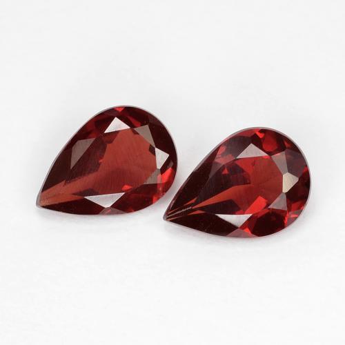 Coppia Granato piropo taglio pera da 7 x 4,9mm abbinati - Peso 1,39 ct totali / media. 0,7 ct ciascuno, colore Rosso Sangue Profondo in purezza VS, pietra preziosa naturale non trattati, durezza Mohs 6,5 - 7,5 adatto per gioielli da indossare ogni giorno, Photo A
