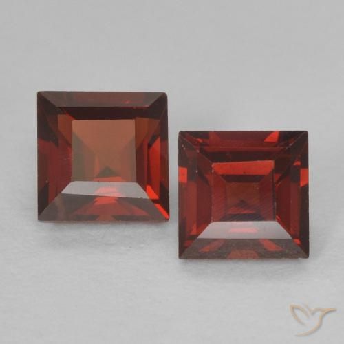 2 Stück quadratischer roter Pyrop-Granat in der Größe 4,1 x 4,1mm, Gewicht 0,91 ct gesamt / durchschn. Je 0,46 ct, Mittelrot in VVS-VS Reinheit, Natürlicher Edelstein, Mohs-Härte 6,5 - 7,5 Geeignet für den täglichen Gebrauch im Schmuck , Produkt-ID: 670666, Photo A