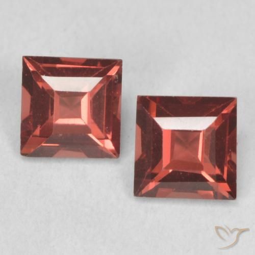 4,1 x 4,1mm Quadrat Pyrop-Granat-Paar - Gewicht 0,86 ct gesamt / durchschnittl. 0,43 ct, Garantiert natürliche Edelsteine, Johannisbeere Rot Farbe in VVS-VS Reinheit, Mohs-Härte 6,5 - 7,5 Geeignet für den täglichen Gebrauch im Schmuck, Photo A