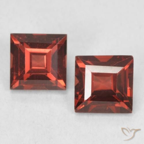 4,2 x 4,1mm Quadrat Pyrop-Granat-Paar - Gewicht 0,95 ct gesamt / durchschnittl. 0,48 ct, Garantiert natürliche Edelsteine, Mittelrot Farbe in VVS-VS Reinheit, Mohs-Härte 6,5 - 7,5 Geeignet für den täglichen Gebrauch im Schmuck, Photo A