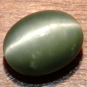 8.58 ct Green Quartz Cat's Eye Stone, Natural Quartz Cat's Eye in Oval Cabochon Shape for Sale