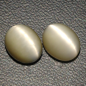 6.53 ct Cream Quartz Cat's Eye Gemstone, Quartz Cat's Eye Gem in Oval Cabochon Shape for Sale.