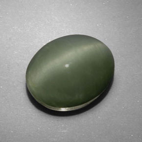 7.91 ct Green Quartz Cat's Eye Stone, Natural Quartz Cat's Eye in Oval Cabochon Shape for Sale