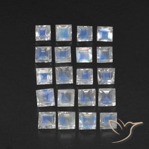 Lot de 20pcs Pierre de Lune Arc en Ciels Carré de 2,9 x 2,9mm - Poids total de 3,36 ct / poids moyen de 0,17 ct chacune, couleur : Blanc bleuâtre, dureté de Mohs 6 à 6.5, Photo A