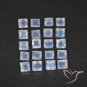 Lot de 20pcs Pierre de Lune Arc en Ciels Carré de 2,9 x 2,9mm - Poids total de 2,7 ct / poids moyen de 0,14 ct chacune, couleur : Blanc bleuâtre, dureté de Mohs 6 à 6.5, Photo A