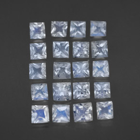 Lotto di 20 pezzi taglio quadrato bianco Pietra di luna arcobaleno dall'India - Peso totale 2,51 ct / avg. 0,13 ct ciascuno, dimensioni 3 x 3mm, colore: Bianco bluastro, durezza Mohs 6 - 6,5, Photo A