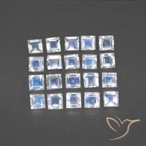 Lot de 20pcs Pierre de Lune Arc en Ciels Blanc de l'Inde - Poids total 2,63 ct / moyenne 0,13 ct chacune, taille 3 x 3mm, couleur : Blanc bleuâtre, dureté de Mohs 6 à 6.5, Photo A