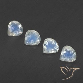 Lot de 4pc Pierre de Lune Arc en Ciels Blanc Poire de l'Inde - Taille 5,2 x 5,1mm, poids total 1,37 ct / moyenne 0,34 ct chaque, couleur : Blanc bleuâtre, dureté de Mohs 6 à 6.5, Photo A