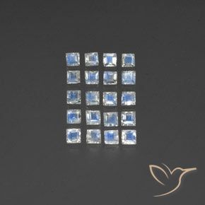 Lot de 20pc Pierre de Lune Arc en Ciels Blanc square facet de l'Inde - Poids total 3,1 ct / moyenne 0,16 ct chaque, taille 3 x 2,9mm, couleur : Blanc bleuâtre, dureté de Mohs 6 à 6.5, Photo A