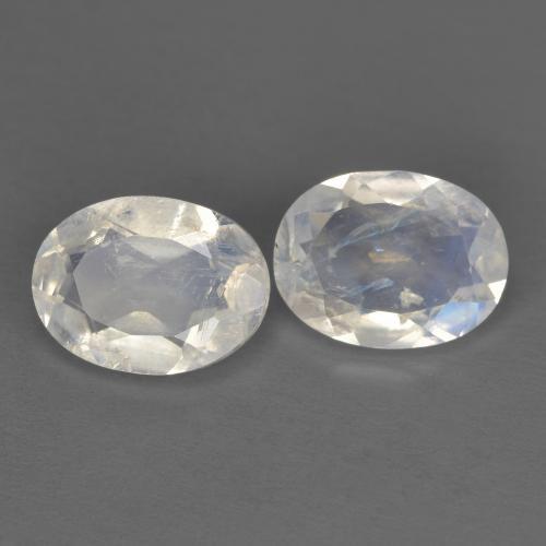 2 pezzi Pietra di luna arcobaleno taglio ovale abbinati di dimensioni 8,2 x 6,1mm, peso 2,16 ct totali / media. 1,08 ct ciascuno, Bianco bluastro in purezza Transparent, pietra preziosa naturale non trattati, durezza Mohs 6 - 6,5, Photo A