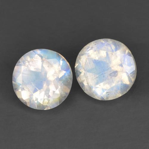 2 Stück/Paar Rund Regenbogen-Mondstein in Größe 5,1mm, Gewicht 0,93 ct gesamt / durchschnittl. 0,47 ct, Bläulich-weiß in Transparent Reinheit, Garantiert natürliche Edelsteine, Mohs-Härte 6 - 6,5, Photo A