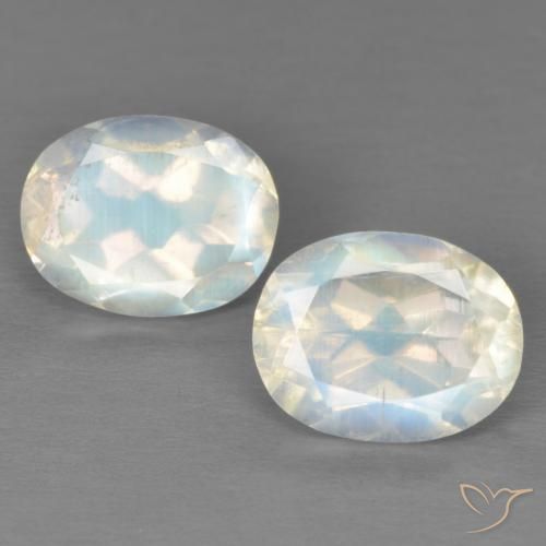 Paire Pierre de Lune Arc en Ciel Ovale 9,2 x 7,1mm - Poids total 4,18 ct / moyenne 2,09 ct chaque, pierre gemme naturelle Non traité, couleur Blanc bleuâtre avec pureté Transparent, dureté Mohs 6 à 6.5, Photo A