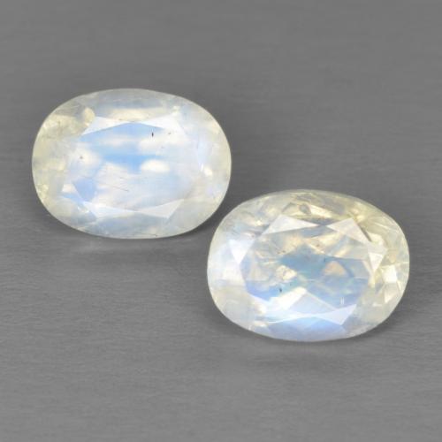 8,1 x 6,1mm Oval Regenbogen-Mondstein-Paar - Gewicht 3,17 ct gesamt / durchschnittl. 1,59 ct, Garantiert natürliche Edelsteine, Bläulich-weiß Farbe in Transparent Reinheit, Mohs-Härte 6 - 6,5, Photo A
