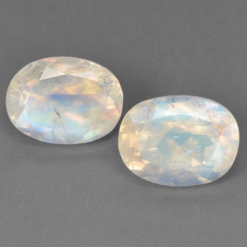 Paire Pierre de Lune Arc en Ciel Ovale 8,1 x 6mm assorties - Poids total 3,05 ct / moyenne 1,53 ct chacune, couleur Blanc bleuâtre et pureté Transparent, pierre gemme naturelle Non traité, dureté de Mohs 6 à 6.5, Photo A