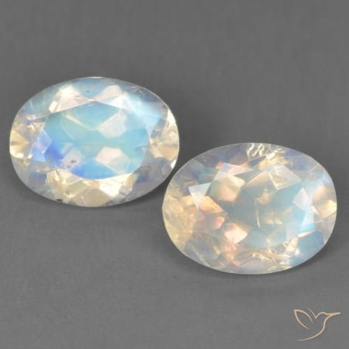 Paire Pierre de Lune Arc en Ciel Ovale 8,2 x 6,1mm - Poids total 2,57 ct / moyenne 1,29 ct chaque, pierre gemme naturelle Non traité, couleur Blanc bleuâtre avec pureté Transparent, dureté Mohs 6 à 6.5, Photo A